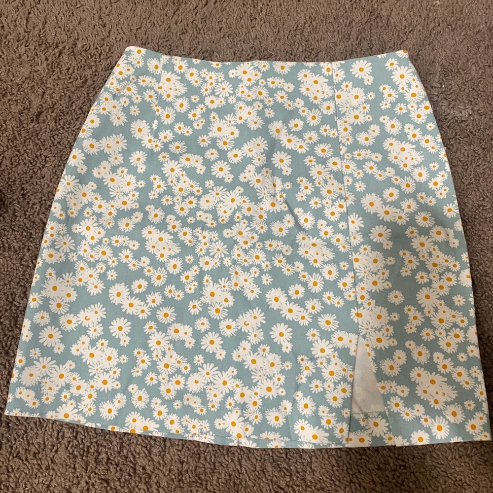 Never worn, cute summer or year round skirt, sunflower design